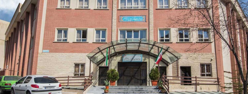 نمای ورودی ساختمان دبیرستان دخترانه روشنگر
