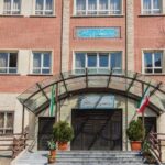 نمای ورودی ساختمان دبیرستان دخترانه روشنگر