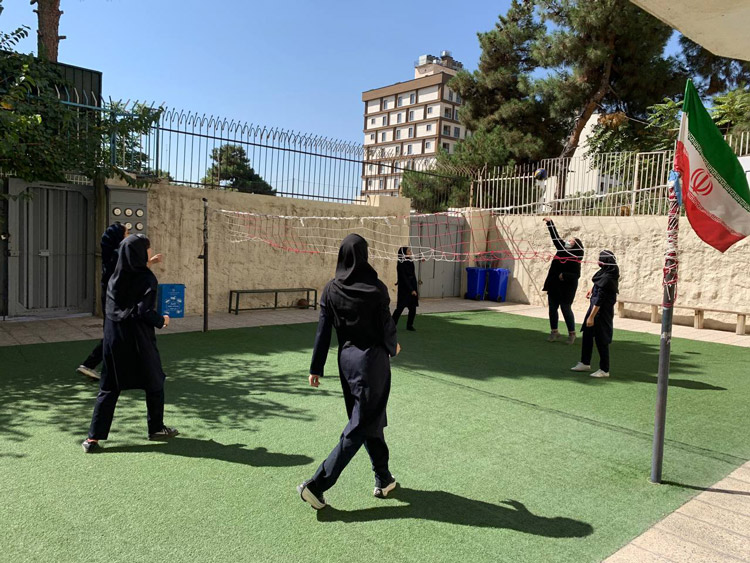 حیاط ورزشی مدرسه صدرا نوین با زمین والیبال