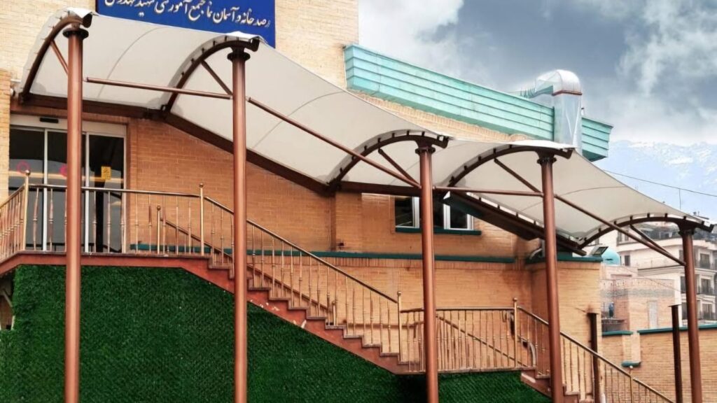 نمای ورودی و سردر مجتمع آموزشی شهید مهدوی در زعفرانیه