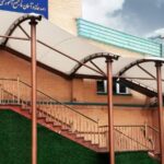 نمای ورودی و سردر مجتمع آموزشی شهید مهدوی در زعفرانیه