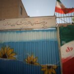 تابلوی سردر و درب نقاشی‌شده‌ی دبیرستان دخترانه شاکرین در مشیریه تهران