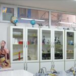 آزمایشگاه علوم دبستان سینا با میکروسکوپ و مولاژهای آموزشی