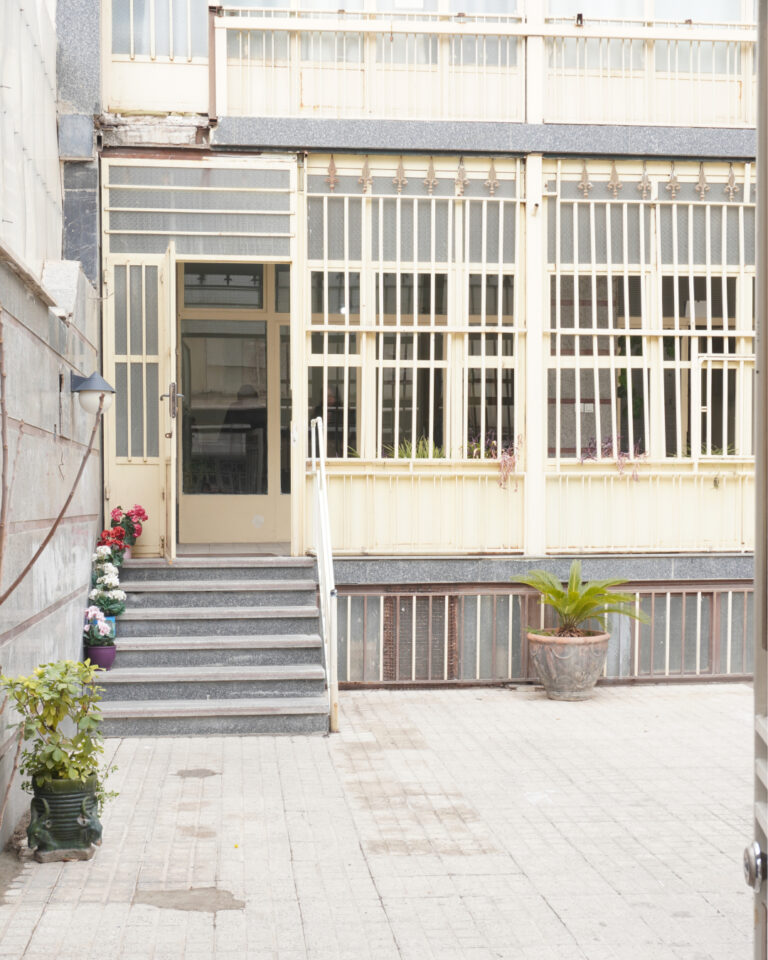حیاط و ورودی داخلی هنرستان نقش آفرینان